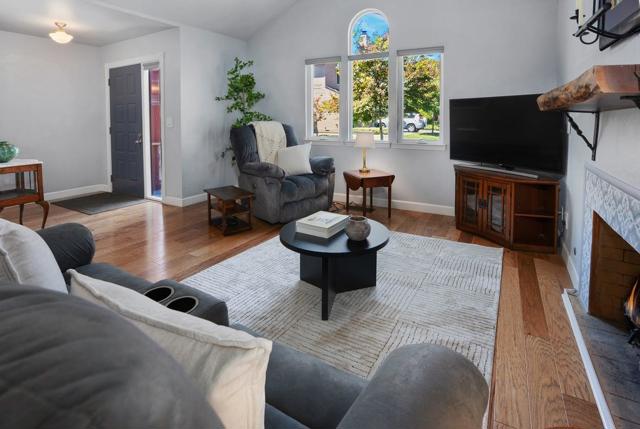 4214 Gull Cove Way, Capitola CA: https://media.crmls.org/mediaz/201ee770-8253-4017-baff-79bc9ca4f94d.jpg