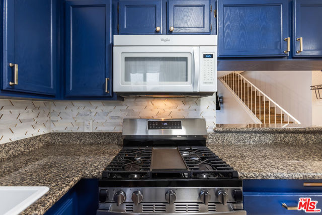 15215 Magnolia Boulevard, 131 photo 4