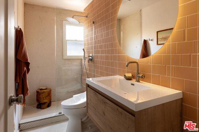 510 Venice Way, Venice CA: https://media.crmls.org/mediaz/201fae39-3029-477a-ba97-18a1c90c7a9f.jpg