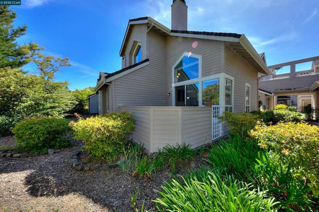 310 Boatswain Ct, Hercules CA: https://media.crmls.org/mediaz/20200075-efd3-4f0e-a63f-4745a6eb5ea9.jpg