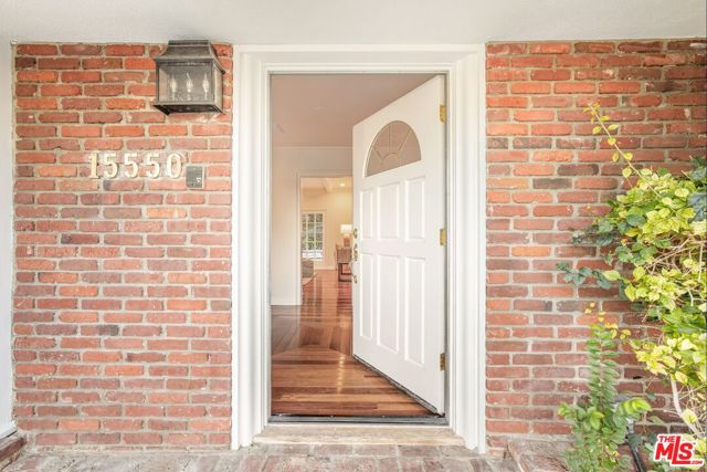 15550 Valley Vista Boulevard, Encino CA: https://media.crmls.org/mediaz/2020ea7e-845a-4a62-9075-bc92310e1e0d.jpg