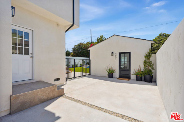 4949 Sancola Avenue, Toluca Lake CA: https://media.crmls.org/mediaz/202178f7-7606-40b0-a981-872da448d479.jpg