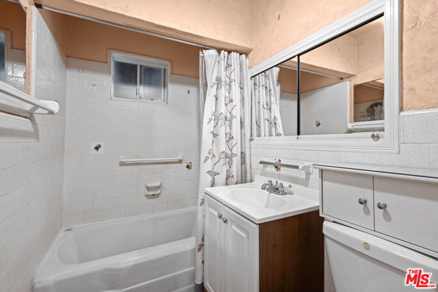 2333 Warwick Avenue, Los Angeles CA: https://media.crmls.org/mediaz/2021841e-0d8d-4390-8e2b-22d1d4a32b22.jpg
