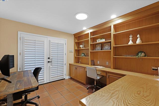 20340 Hunters Knls, Castro Valley CA: https://media.crmls.org/mediaz/20228bb8-3b79-4d2d-8978-436cc0169672.jpg