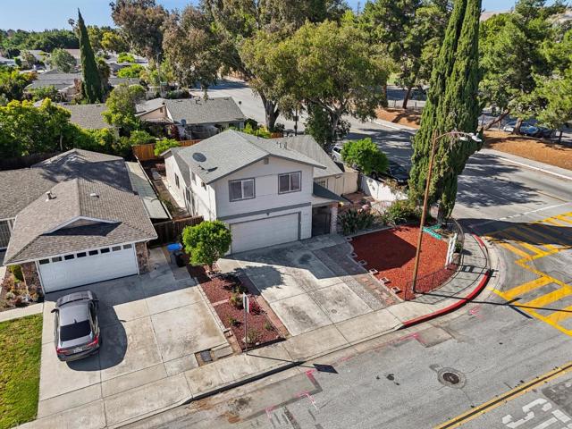 1720 Pine Hollow Circle, San Jose CA: https://media.crmls.org/mediaz/2022b200-65b7-4b4d-9937-a2d4db99de49.jpg