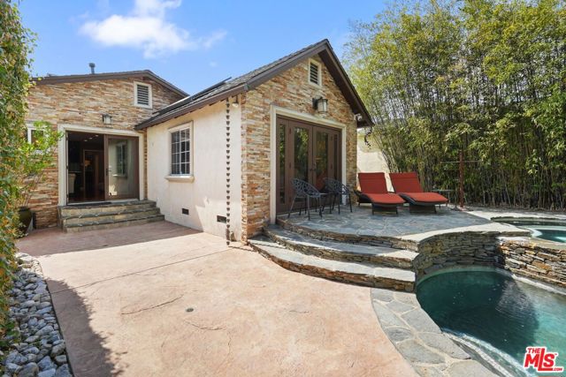 5324 Irvine Avenue, Valley Village CA: https://media.crmls.org/mediaz/2022fad9-4d17-4c58-833f-b9708aa496f0.jpg