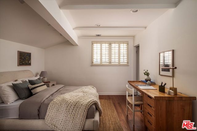 5657 Valley Oak Drive, Los Angeles CA: https://media.crmls.org/mediaz/20237196-cf4d-4ffd-8486-2821dc9eba8f.jpg