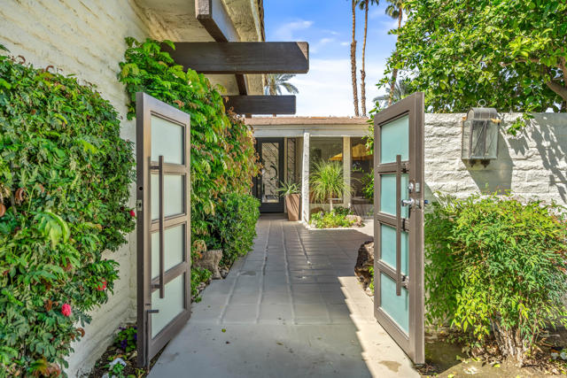 44841 Desert Horizons Drive, Indian Wells CA: https://media.crmls.org/mediaz/202537ef-757d-4e35-926b-84d08b46bb77.jpg