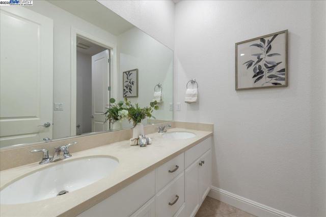 4206 Sunset View Dr, Dublin CA: https://media.crmls.org/mediaz/20254741-2163-4f75-ad8b-3c4100aad10c.jpg