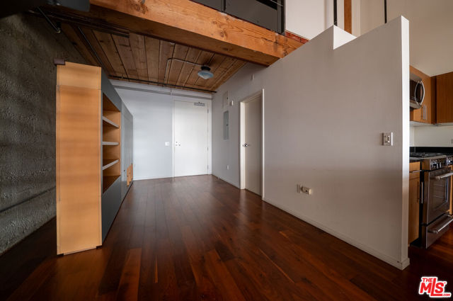 530 S Hewitt Street, Los Angeles CA: https://media.crmls.org/mediaz/20262e72-e7f3-47da-a9d2-4535af92331c.jpg