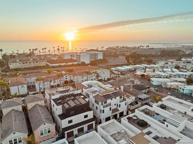 812 Cleveland Street, Oceanside, California 92054, 3 Bedrooms Bedrooms, ,4 BathroomsBathrooms,Condominium,For Sale,Cleveland Street,250019506SD