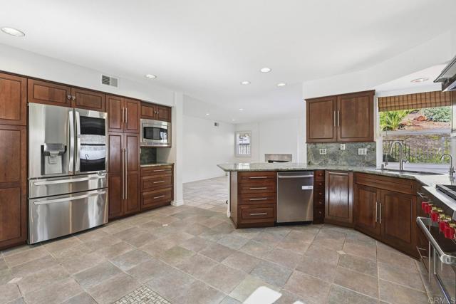 Detail Gallery Image 10 of 59 For 2070 Tiffany Dr, Oceanside,  CA 92056 - 4 Beds | 2/1 Baths