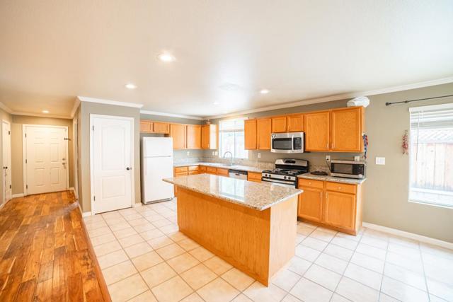 2351 Driftwood Court, Hollister CA: https://media.crmls.org/mediaz/202749ca-dc3c-44a7-a51b-5a7a4641e121.jpg
