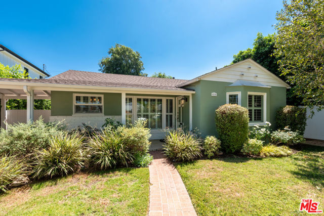 4316 Beeman Avenue, Studio City CA: https://media.crmls.org/mediaz/2027c9a6-5adb-4fa8-b221-3ca9909a06f6.jpg