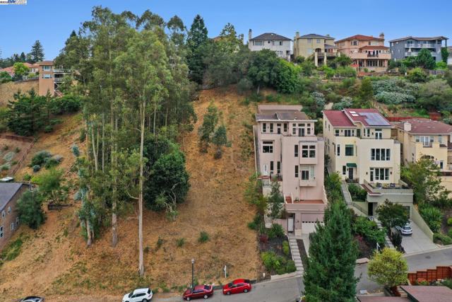 209 Sheridan Rd, Oakland CA: https://media.crmls.org/mediaz/202848e8-3242-441b-830a-1bc676ae6977.jpg