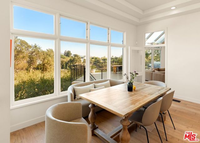 282 Bentley Circle, Los Angeles CA: https://media.crmls.org/mediaz/20296877-8455-4e81-a49e-94acf74dca84.jpg