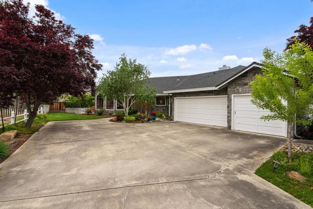 105 Louise Circle, Hollister CA: https://media.crmls.org/mediaz/2029fc09-b789-416e-81f3-1c6c58f91ad4.jpg