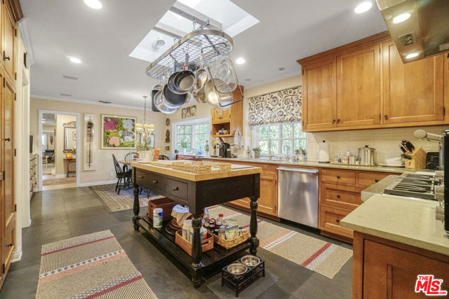 9420 Eden Drive, Beverly Hills CA: https://media.crmls.org/mediaz/202a1ec9-6908-43e3-893b-381276e4d1a7.jpg