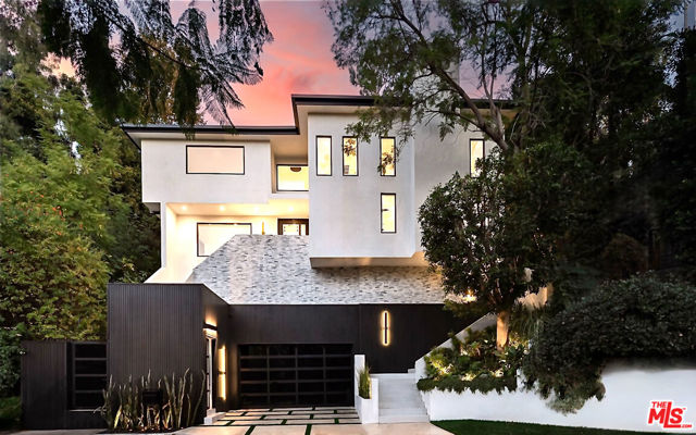 3290 N Knoll Drive, Los Angeles CA: https://media.crmls.org/mediaz/202b4038-030a-4177-adb7-5572be42acac.jpg