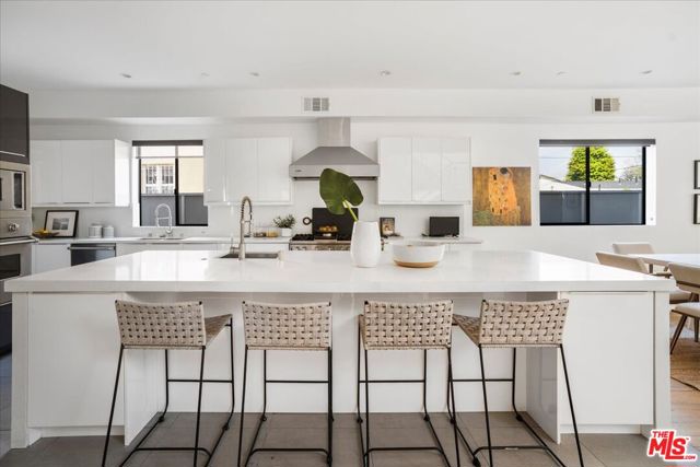 616 N FULLER Avenue, Los Angeles CA: https://media.crmls.org/mediaz/202b83f6-30dc-4e51-8f95-59c956b6775a.jpg