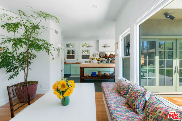 1672 Buckingham Road, Los Angeles CA: https://media.crmls.org/mediaz/202bac76-da86-497a-bcf3-8d3a4e434936.jpg
