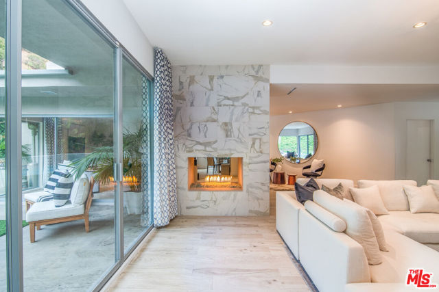 1922 N Beverly Place, Beverly Hills CA: https://media.crmls.org/mediaz/202bc945-d69d-471d-86a7-01fb9343d51b.jpg
