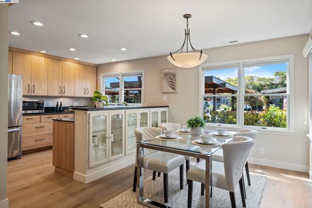 642 Centre Ct, Alameda CA: https://media.crmls.org/mediaz/202bc952-1fe7-4c81-8bdc-7dadb4d0a272.jpg