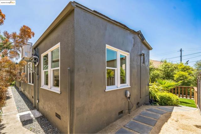 1515 Derby St, Berkeley CA: https://media.crmls.org/mediaz/202c486d-867c-49e4-9d91-f8fb99eb5e70.jpg