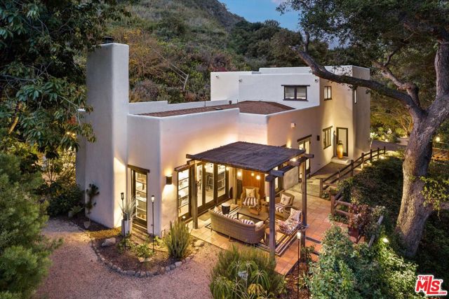 1435 Sycamore Canyon Road, Santa Barbara CA: https://media.crmls.org/mediaz/202c4dd3-9618-469c-b1bf-7564ef310f99.jpg