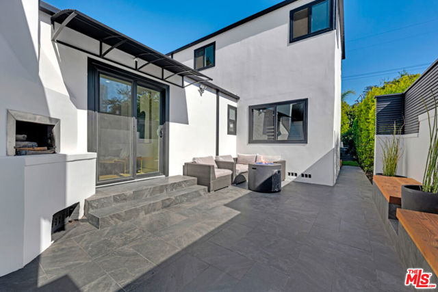 418 N Bowling Green Way, Los Angeles CA: https://media.crmls.org/mediaz/202c5d83-fd79-41b7-835d-72c7c79c9a4d.jpg