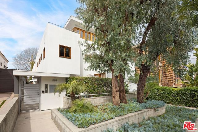 505 Pier Avenue, Santa Monica CA: https://media.crmls.org/mediaz/202ca689-153b-4fd5-a486-531954322eb0.jpg