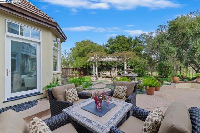 2434 Pomino Way, Pleasanton CA: https://media.crmls.org/mediaz/202d3997-ac7f-4d98-a24f-7c62d1a971da.jpg