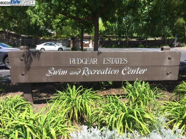 1021 Knightwood Ct, Walnut Creek CA: https://media.crmls.org/mediaz/202d4ae9-8faa-4ea3-9ee5-14cec3c85fc3.jpg