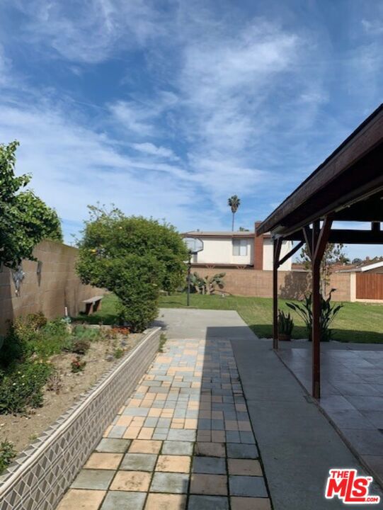 Garden left,Gazebo right