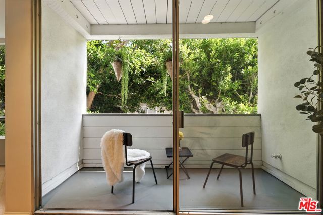 429 N Oakhurst Drive, Beverly Hills CA: https://media.crmls.org/mediaz/202dbee0-2f01-4ede-b911-9b2c1771d8f9.jpg