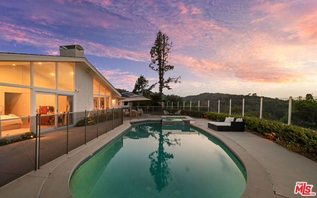 11671 Dona Alicia Place, Studio City CA: https://media.crmls.org/mediaz/202dd7c4-5252-432a-87c6-55c4d742714e.jpg