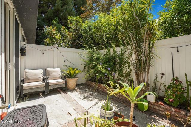 17842 Magnolia Boulevard, Encino CA: https://media.crmls.org/mediaz/202e7dfe-3630-461b-b1ff-77853ae578ed.jpg