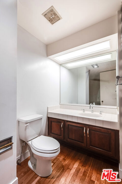 211 S Spalding Drive, Beverly Hills CA: https://media.crmls.org/mediaz/202f13b1-6034-4e20-9299-47656febb999.jpg