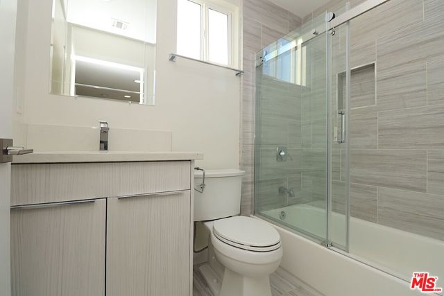 2121 S Burnside Avenue, Los Angeles CA: https://media.crmls.org/mediaz/202f3473-dc4a-43b3-8d0b-d98a27c6906f.jpg