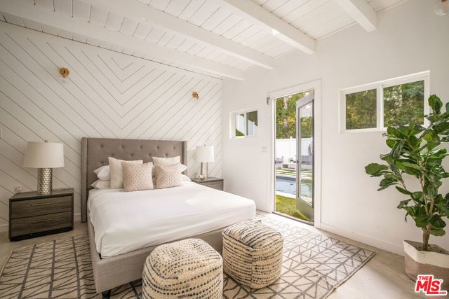 16733 Oak View Drive, Encino CA: https://media.crmls.org/mediaz/202f3584-c894-452f-ae0e-27bb698edb34.jpg
