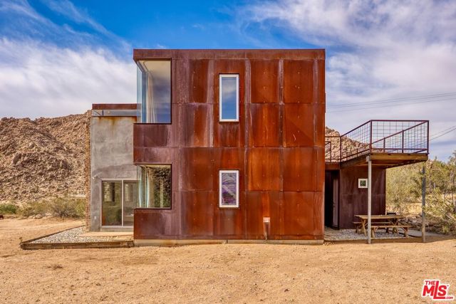 63131 Rocking Chair Road, Joshua Tree CA: https://media.crmls.org/mediaz/202fee68-72cc-49c6-bf83-d25e5eba09d1.jpg