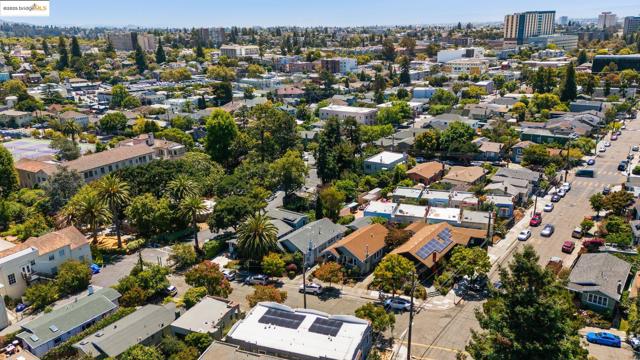 393 43Rd St, Oakland CA: https://media.crmls.org/mediaz/202ffebf-65ec-4b00-baae-8419bc2d0761.jpg