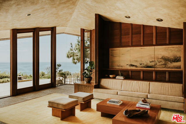 8 Sea Cove Drive, Rancho Palos Verdes CA: https://media.crmls.org/mediaz/20303544-e421-466d-8617-67e78cfa79f5.jpg