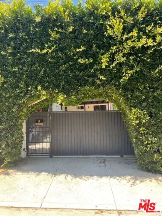 https://media.crmls.org/mediaz/203084d1-4621-40fc-bf01-cff6053c146d.jpg?preset=X-Large
