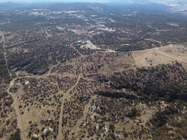 1 Dusty Trail, Aguanga CA: https://media.crmls.org/mediaz/2030bb46-6f7f-41f8-8942-d543c89b193e.jpg