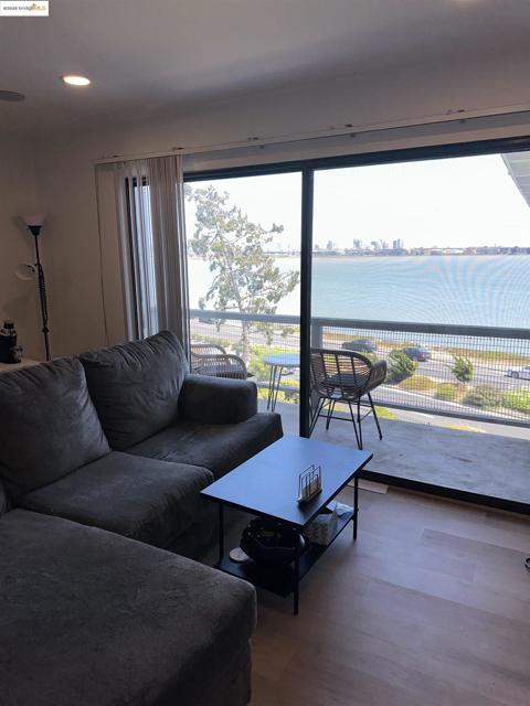 2 Anchor, Emeryville CA: https://media.crmls.org/mediaz/2030dcd5-5c86-4f05-9b43-203f14436346.jpg