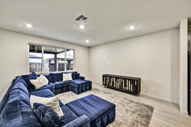 701 Pahl Court, Lincoln CA: https://media.crmls.org/mediaz/2030dd64-bdfb-4320-abcd-345b70824d6b.jpg