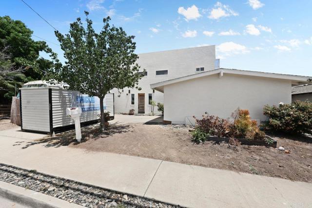 12953 Carriage Rd, Poway CA: https://media.crmls.org/mediaz/2031a145-02ed-47af-88cb-f0dea632d3de.jpg