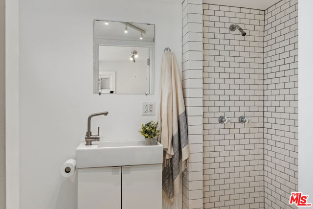 919 Venezia Avenue, Venice CA: https://media.crmls.org/mediaz/2031ee34-a761-4fea-b4ba-8c0b19e52160.jpg
