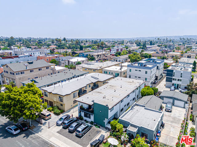 4546 W 17th Street, Los Angeles CA: https://media.crmls.org/mediaz/2033d0b4-414d-4f26-b6f2-3d3f480243a0.jpg